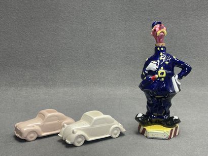 Flacon en faience figurant un gendarme et...