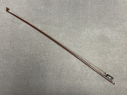 Violon et archet
portant l' étiquette 