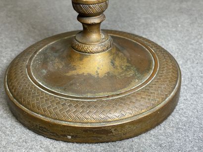 Paire de bougeoirs en bronze. 
Milieu XIX°
H....