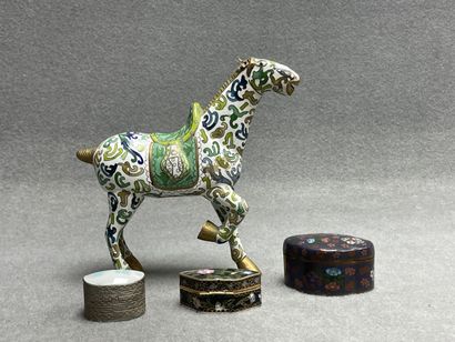 Cheval et deux boites en émaux cloisonnés.
On...
