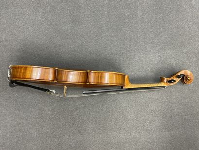 Violon
portant l' étiquette 