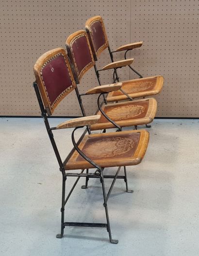 Banc de cinéma, trois places. 
L: 155 cm...