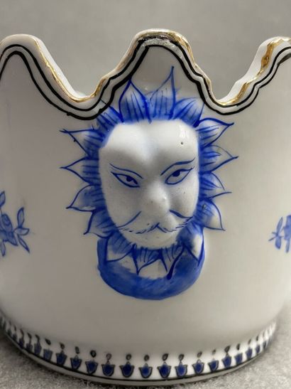 Deux verrières en porcelaine dans le gout...