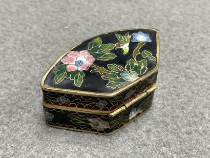 Cheval et deux boites en émaux cloisonnés.
On...