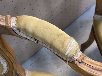Deux fauteuils cabriolets de style Louis...