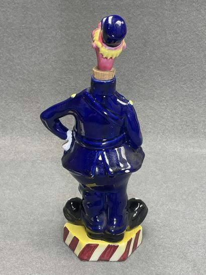 Flacon en faience figurant un gendarme et...