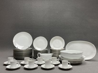 Partie de service de table en porcelaine....