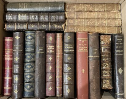 Trois cartons de livres reliés.