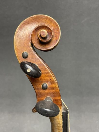 Violon
portant l' étiquette 