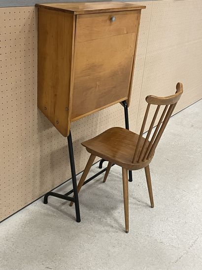Bureau à abattant et chaise.
Années 1960....