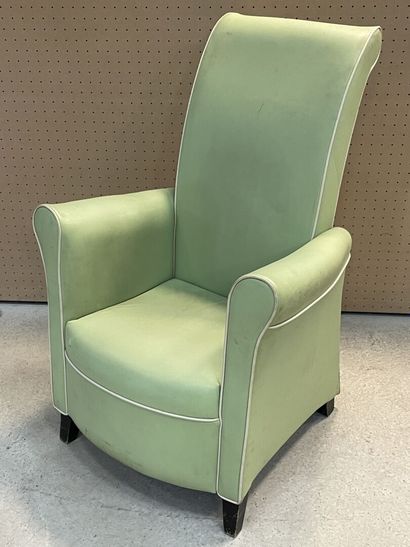 Fauteuil à haut dossier en skaï vert 
H....