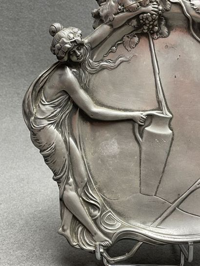 - Plateau en étain art nouveau
- Jean GARNIER...