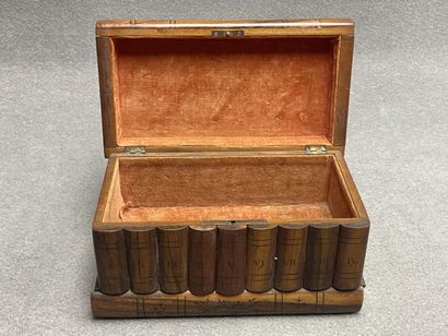 Coffret à souvenir en bois sculpté et marqueté....