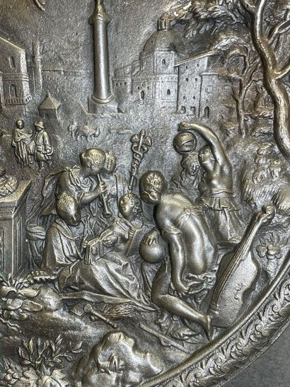 Bas-relief en bronze à décor de scène antique....