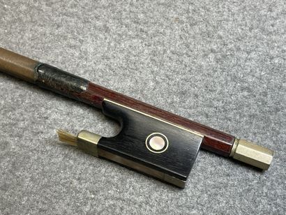 Violon et archet
portant l' étiquette 