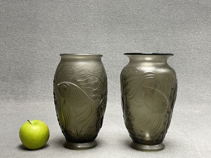 Deux vases en verre fumé moulé d'un décor...