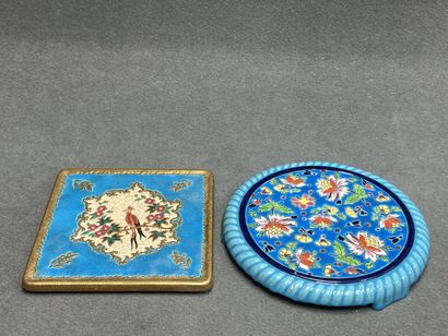 LONGWY. 
Deux dessous de plats en faïence....