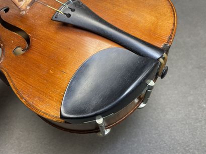 Violon
portant l' étiquette 