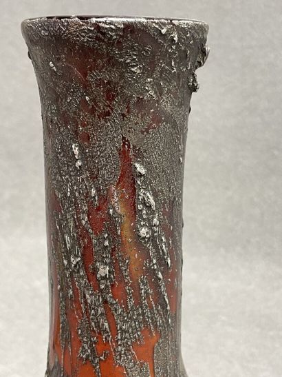 Vase en verre à inclusions. 
H. :27 cm.