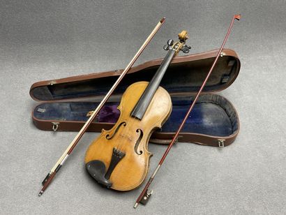 Violon et deux archets
sans étiquette. 
L....