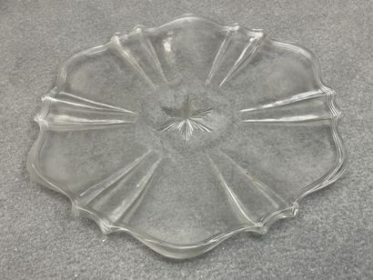 Lot de verrerie: 
Deux plats à gateaux, paire...