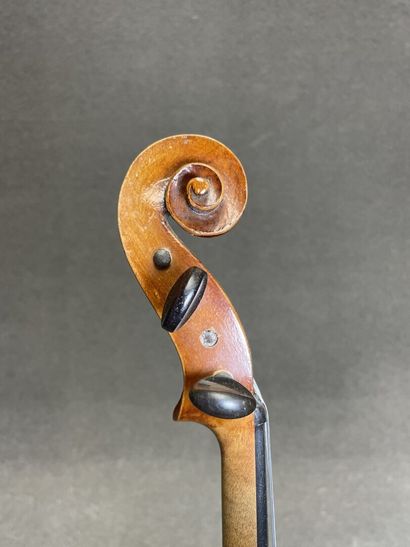 Violon
portant l' étiquette 