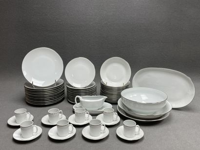 Partie de service de table en porcelaine....