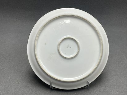 Plat en porcelaine de Paris. 
Cerclage en...