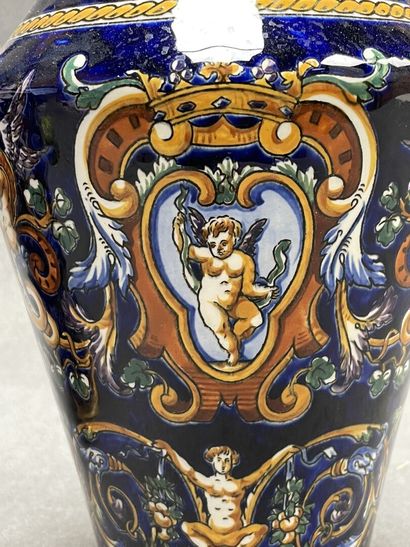 GIEN
Paire de vases à deux anses modèle Renaissance...