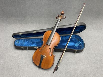 Violon et archet 
portant l' étiquette 