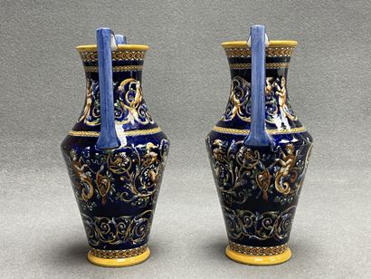 GIEN
Paire de vases à deux anses modèle Renaissance...