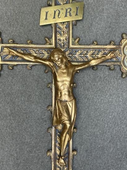 Crucifix en bronze doré
45 x 34 cm. 
accidents...