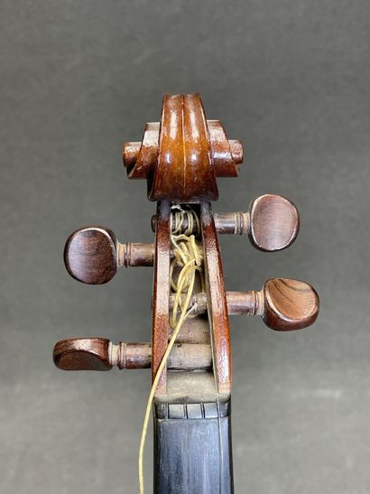 Violon et archet 
portant l' étiquette 