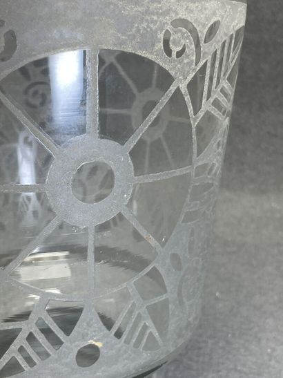 LORRAIN FRANCE
Vase en cristal dégagé à l'acide...