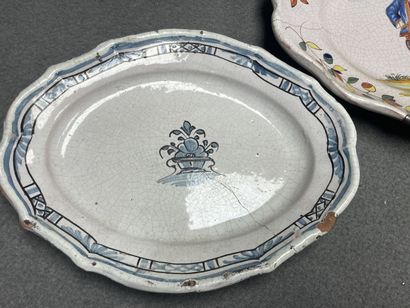 Lot de faïence comprenant: 
Trois plats ovales,...