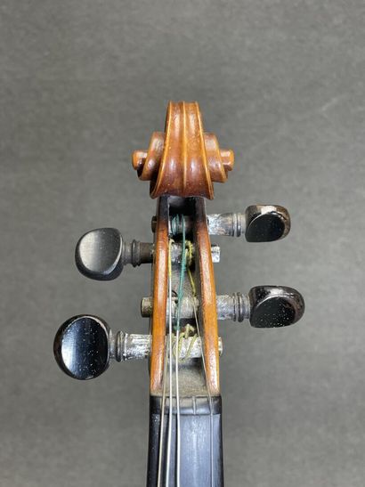 Violon
portant l' étiquette 