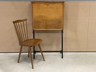 Bureau à abattant et chaise.
Années 1960....