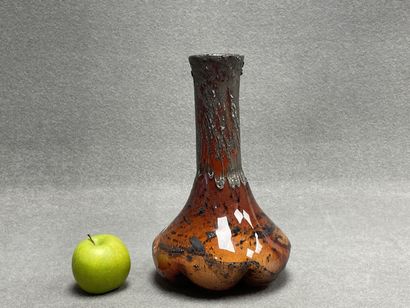 Vase en verre à inclusions. 
H. :27 cm.