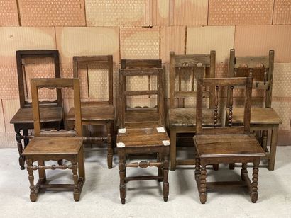 Huit chaises Lorraine dépareillées. 
H. :...