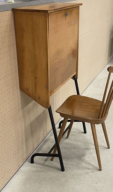 Bureau à abattant et chaise.
Années 1960....