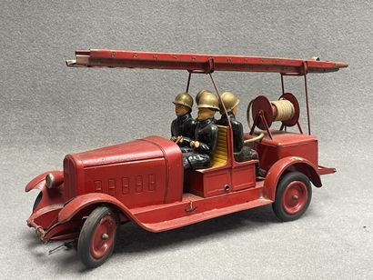 Camion de pompier en tole.
24 x 45 x 15 cm.
manque...