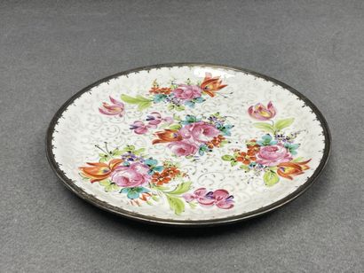Plat en porcelaine de Paris. 
Cerclage en...