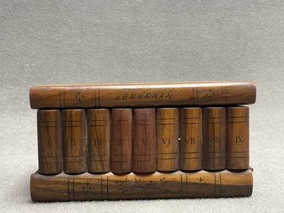 Coffret à souvenir en bois sculpté et marqueté....