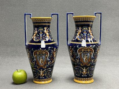 GIEN
Paire de vases à deux anses modèle Renaissance...