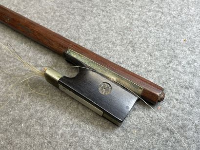 Deux archets de violon:
L. :72,5 cm et 73...