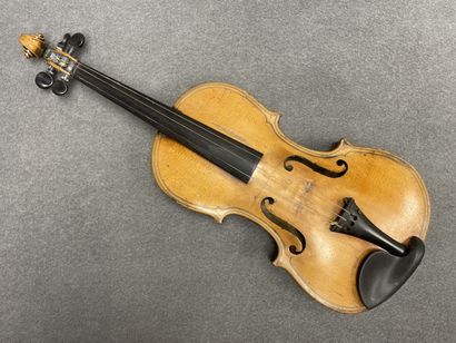 Violon et deux archets
sans étiquette. 
L....