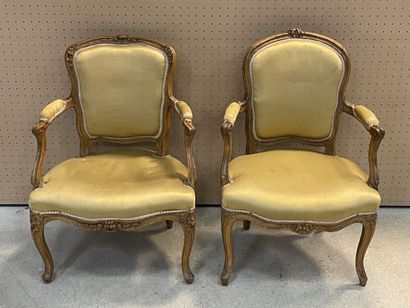 Deux fauteuils cabriolets de style Louis...
