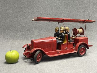 Camion de pompier en tole.
24 x 45 x 15 cm.
manque...