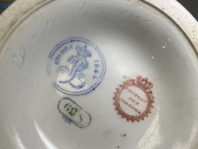 SEVRES Grande tasse en porcelaine en bleu...