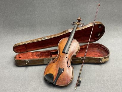 Violon et archet
portant l' étiquette 